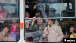 Жители Пхеньяна, Северная Корея, в трамвае, 4 мая 2016