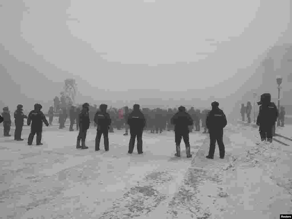 Police face off with protesters in Yakutsk, where reported January 23 temperatures were as low as -52 degrees Celsius (-62 degrees Fahrenheit). Thirteen detentions had occurred there by early afternoon, according to the non-governmental law-enforcement watchdog OVD-Info.&nbsp;