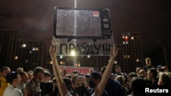 Участники протестов в Минске возле здания государственной телекомпании в 2020 году. Фото: Reuters
