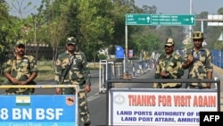 Солдаты пограничных сил безопасности Индии (BSF) у въезда на пограничный пост Вагах на индийско-пакистанской границе