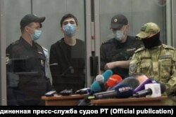 A Kazan court on May 12, 2021 sentences Ilnaz Galyaviyev (center) to two months of pre-trial detention for the May 11, 2021 armed attack on the city's School No. 175.
