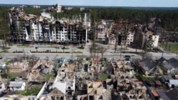 Разрушенные дома в городе Ирпень возле Киева 24 апреля 2022 года