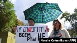 A woman holds a placard reading "You can't shut up everyone!" as journalists and supporters on September 4, 2021take part in a Moscow protest against the Russian government's list of "foreign agent" media.