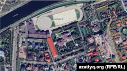 Спутниковый снимок предполагаемой "конюшни президента" на берегу реки Есиль. Большое поле, возможно, представляет собой ипподром