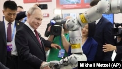 Президент России Владимир Путин посещает выставку в Харбинском технологическом институте в рамках государственного визита в Китай в 2024 году