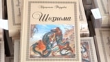 По всему Таджикистану людям бесплатно раздают книгу "Шахнаме" Фирдоуси: кто это делает и зачем? 