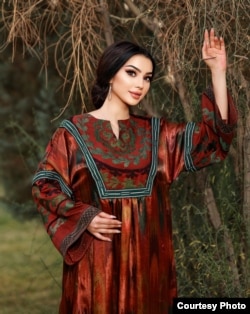 Модель в платье из новой коллекции Хуршеда Сатторова, которое выполнено из натурального шелка ручной работы