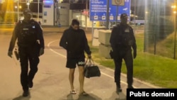 Денис Тен во время выдворения из Эстонии