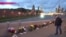 Москвичи уже полгода поддерживают мемориал на Москворецком Мосту, где был убит Борис Немцов